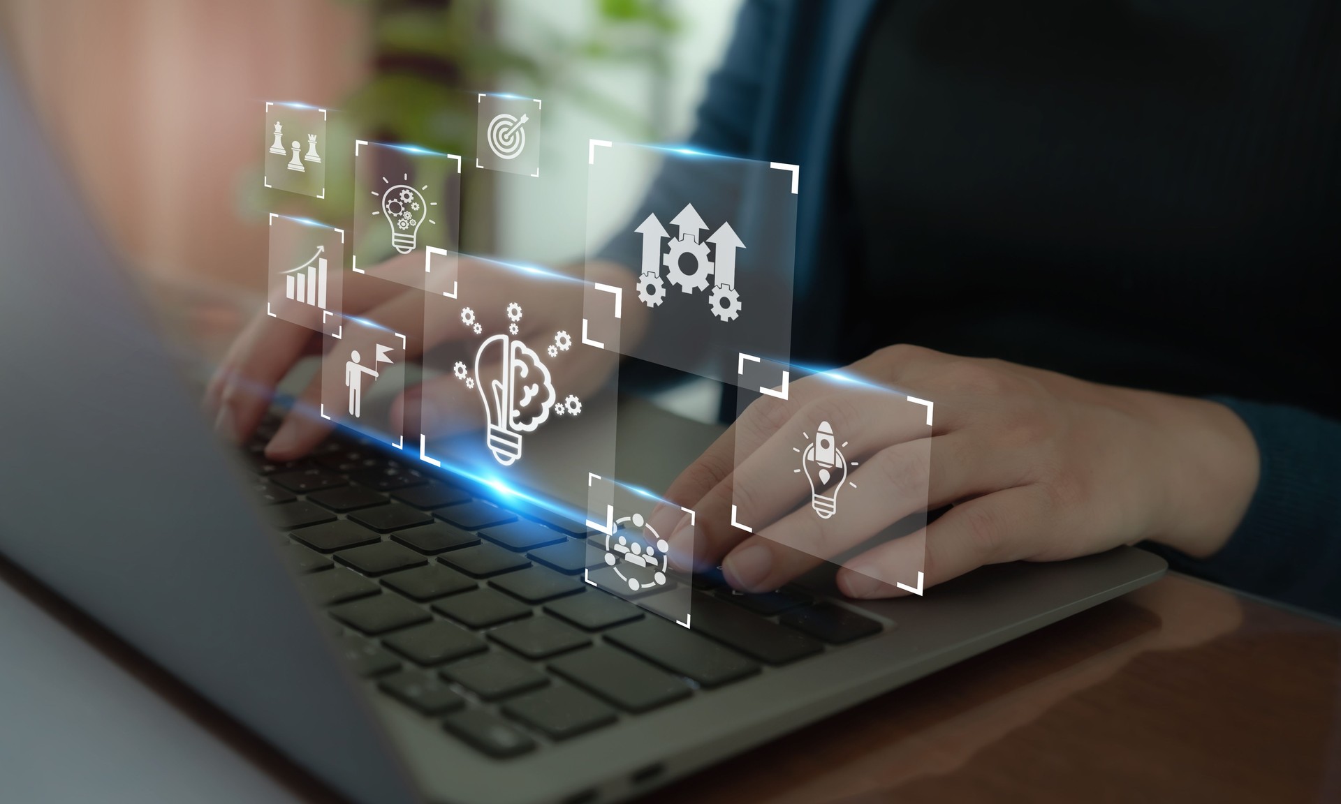 Idea creativa, soluzione e concetto di innovazione. Manager che lavora al computer in ufficio per generare le idee per lo sviluppo del business e la trasformazione tecnologica. Idee e pianificazione della strategia aziendale